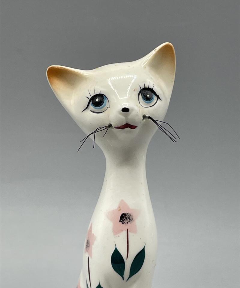 Posliini kissa figuuri