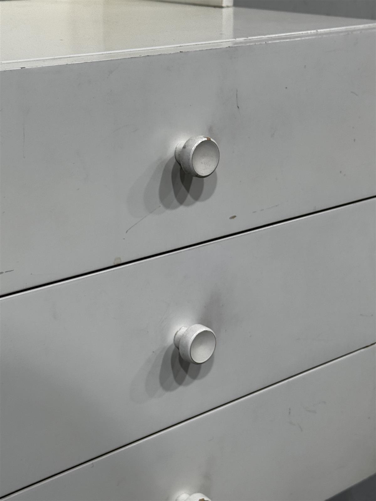 Huonekaluliike Mikko Nupponen kirjahylly