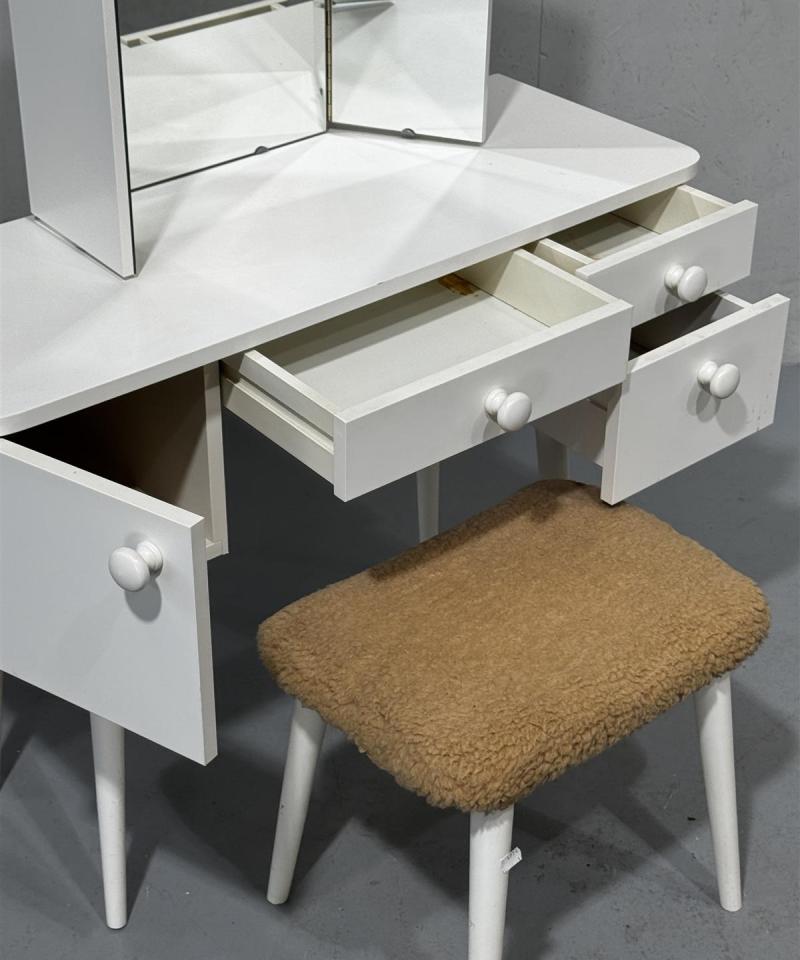 Vintage kampauspöytä peilillä ja jakkaralla