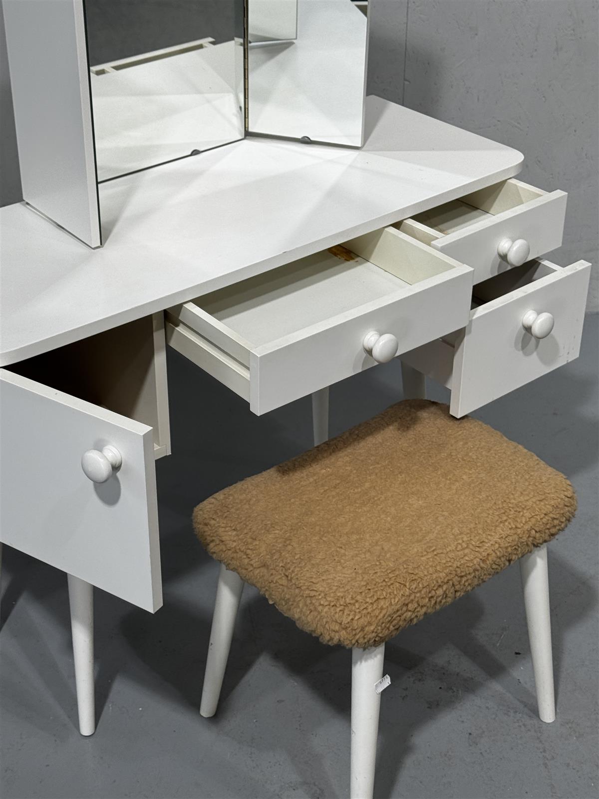 Vintage kampauspöytä peilillä ja jakkaralla