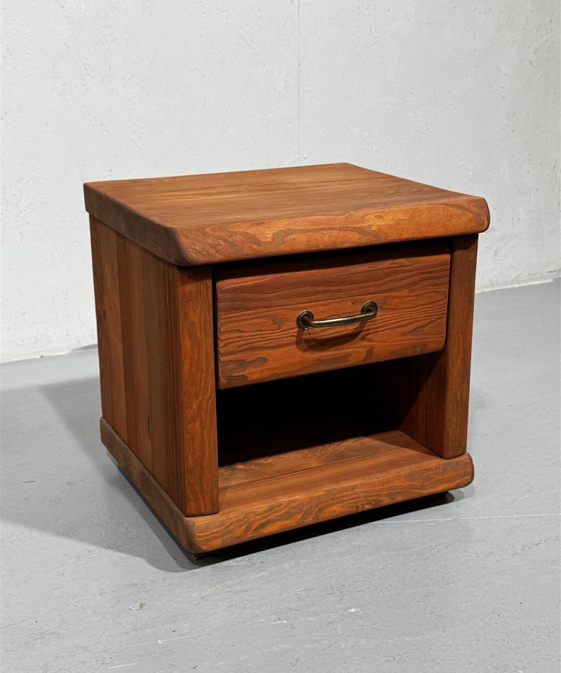 Massiivipuu yöpöytä laatikolla