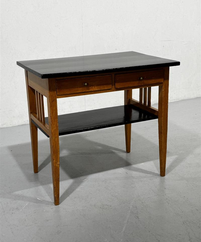 Vintage pöytä lipastoilla