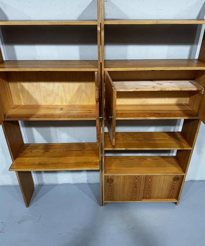 Hyllykkö kaapeilla, puu