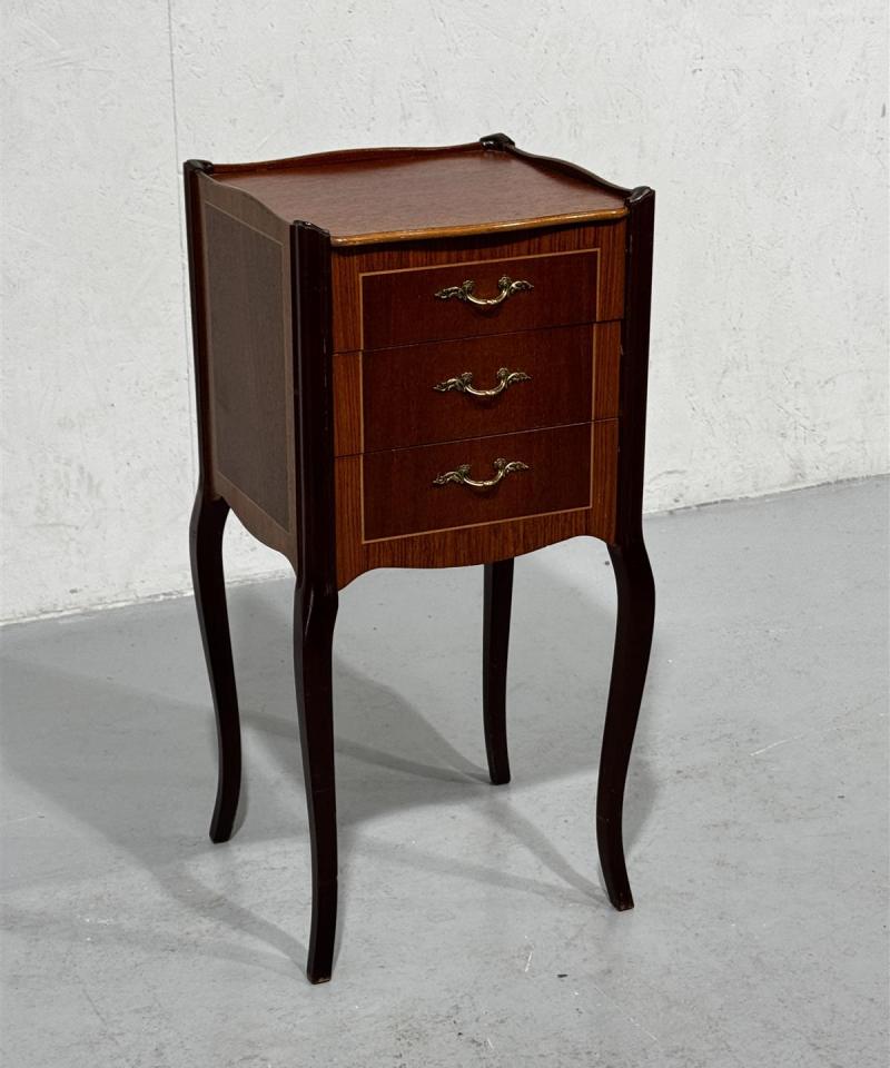 Rokokoo yöpöytä siro