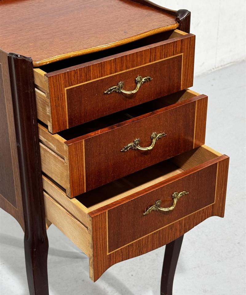 Rokokoo yöpöytä siro