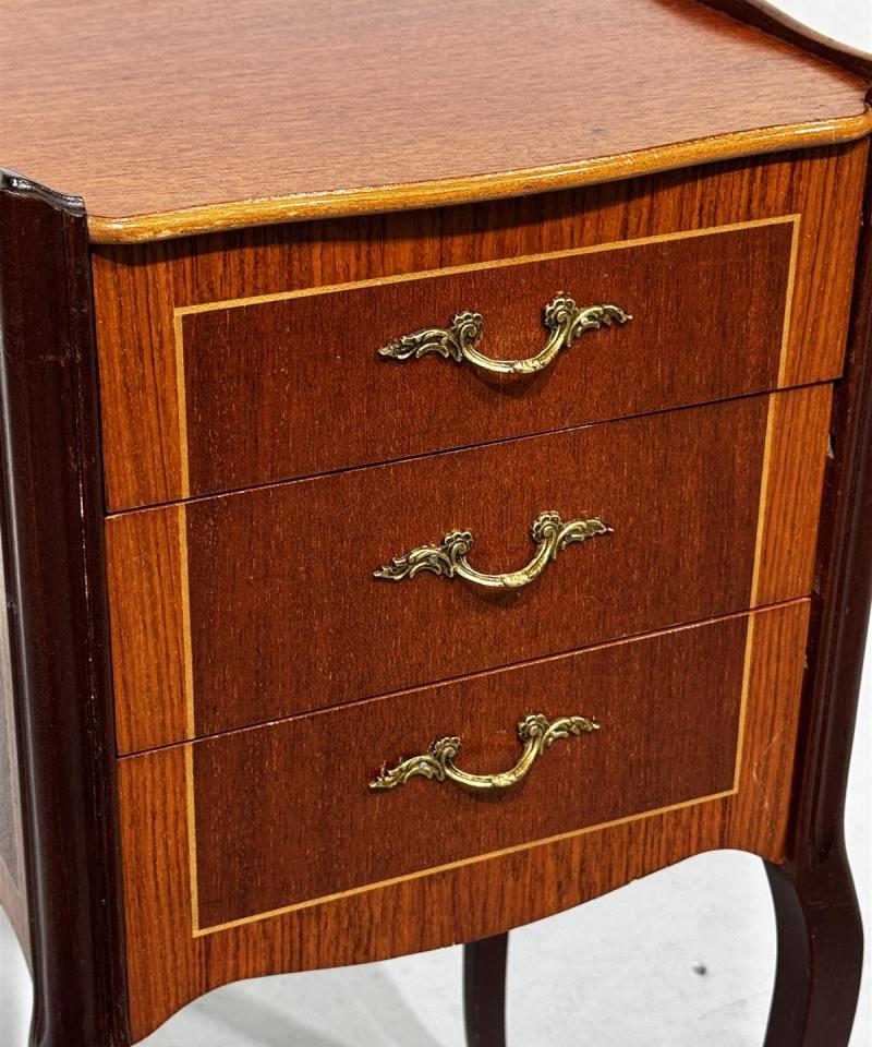 Rokokoo yöpöytä siro