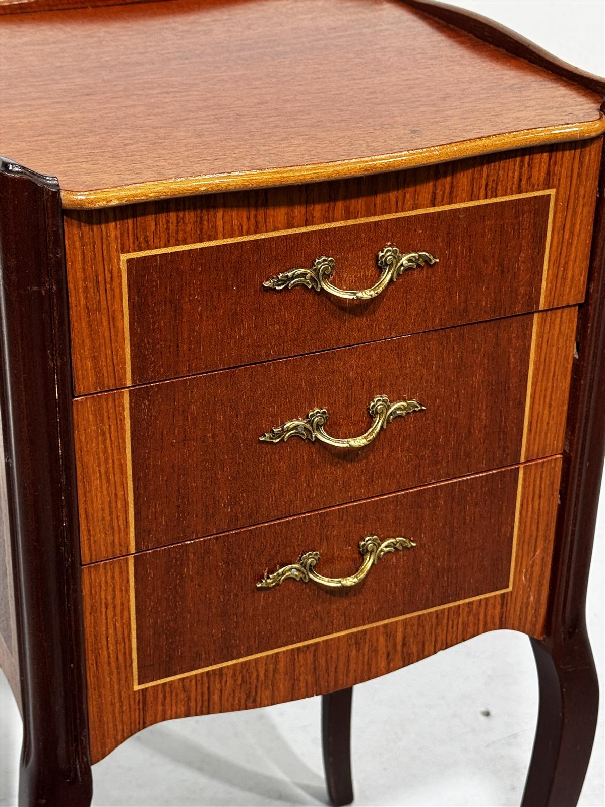 Rokokoo yöpöytä siro