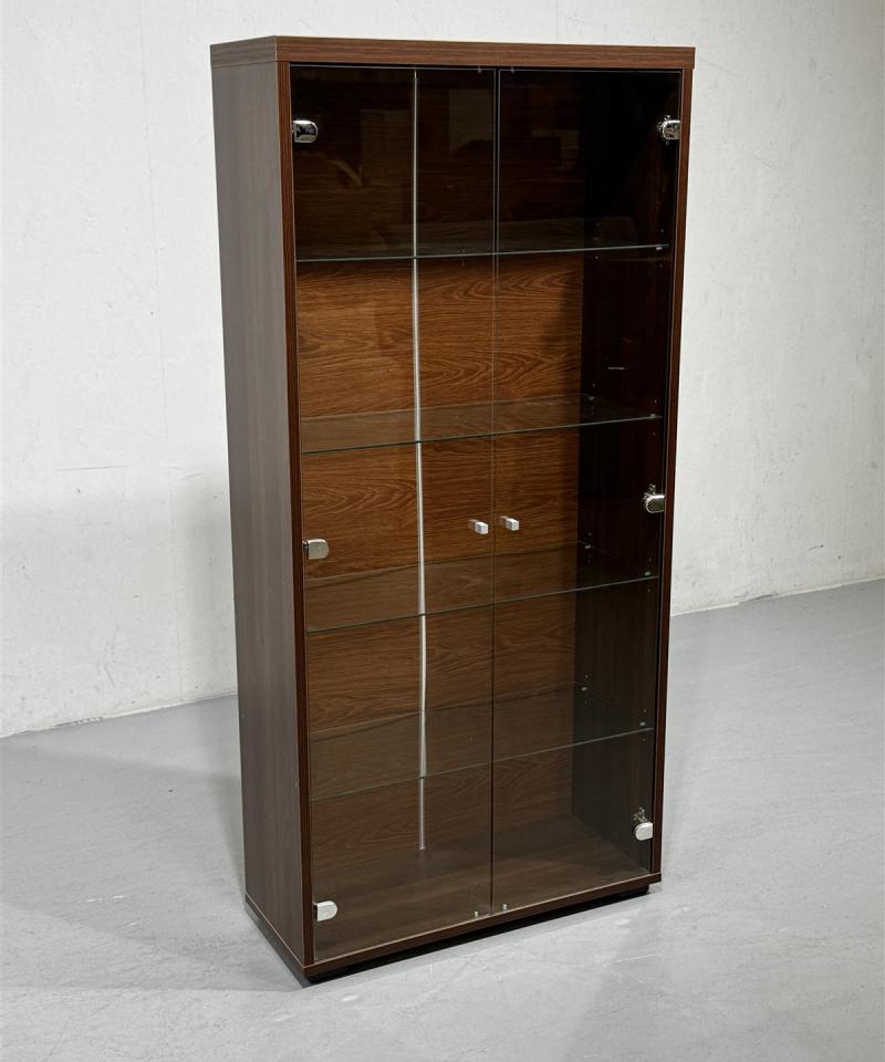 Vitrinikaappi lasiovilla ja -tasoilla