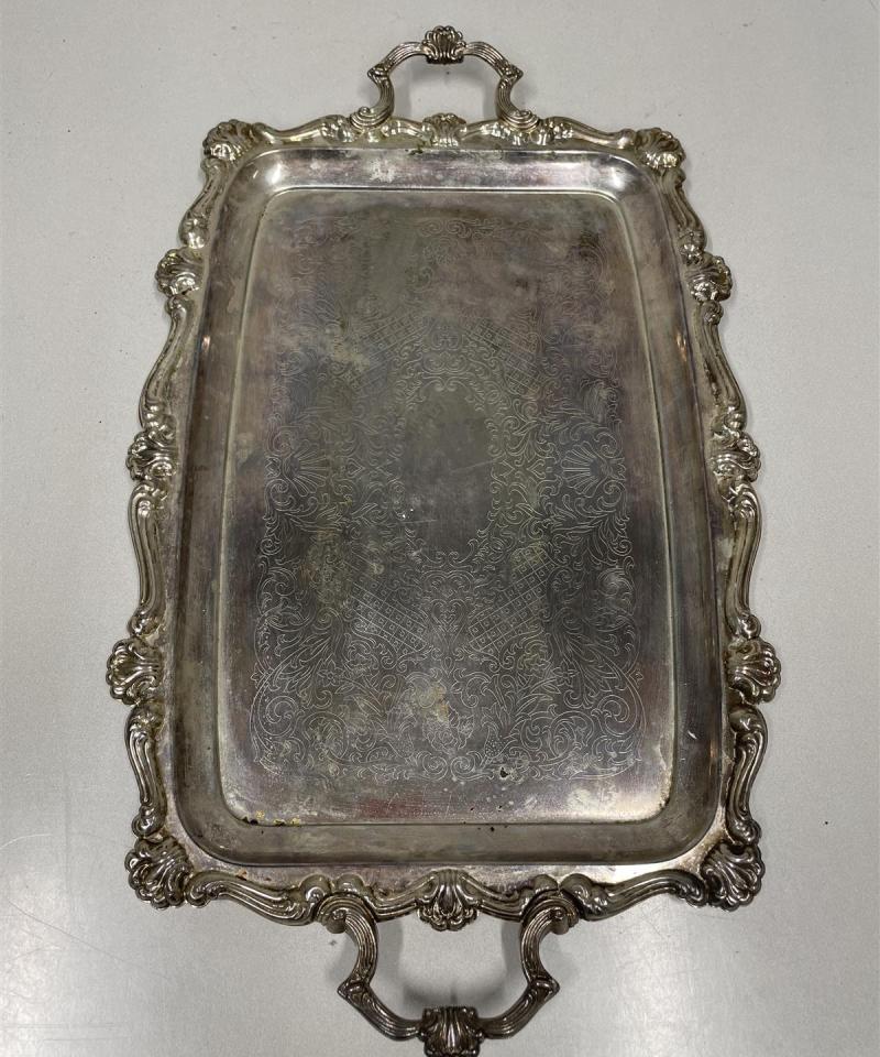 Koristeellinen metallitarjotin