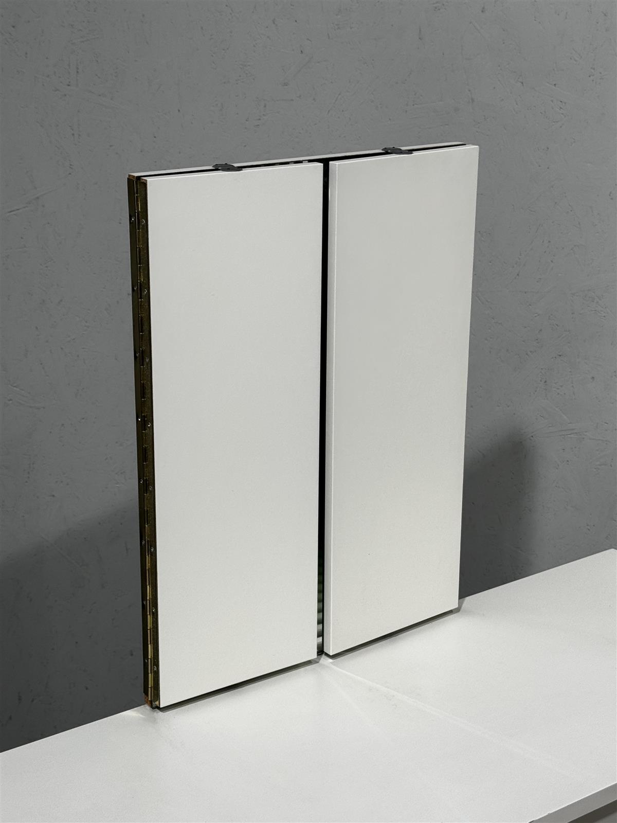 Vintage kampauspöytä peilillä ja jakkaralla