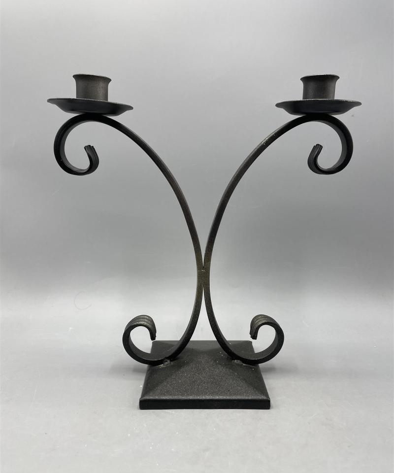 Käsintehty metallinen kynttilänjalka