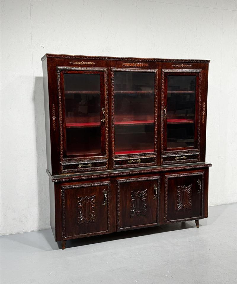 Rustiikkinen vitriinikaappi