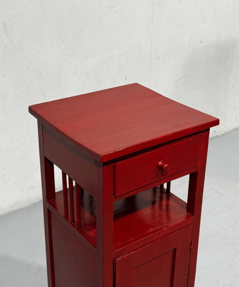 Vintage yöpöytä kaapilla