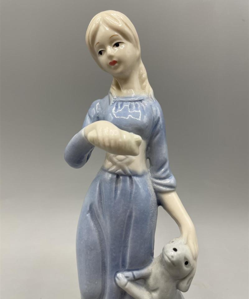 Posliinifiguuri nainen ja lammas