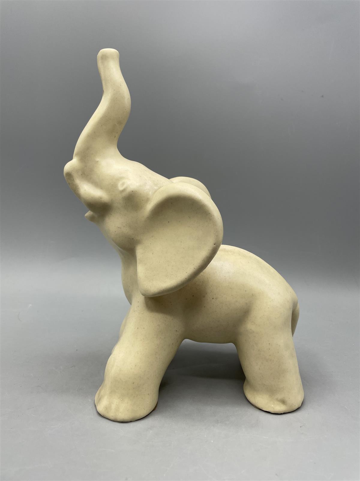 Kupittaan savi keraaminen norsu figuuri, Kerttu Suvanto-Vaajakallio