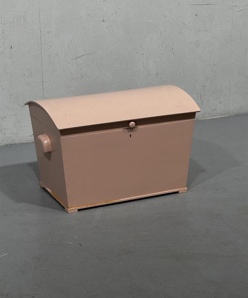 Vintage arkku vaaleanpunainen