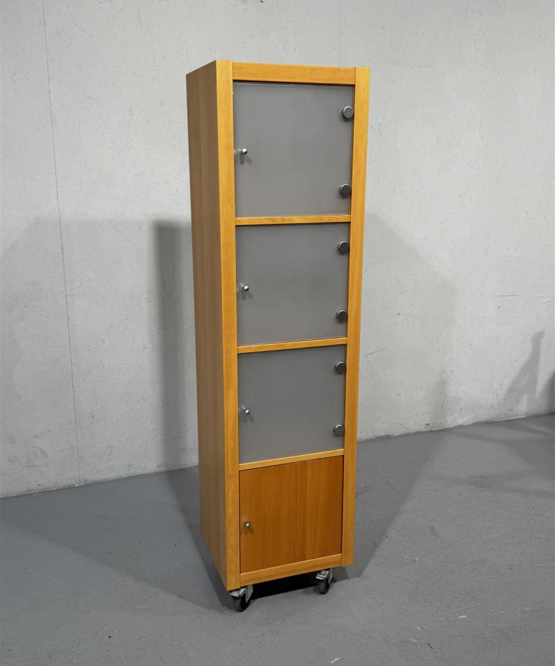 Lokerikkoa kaappi pyörillä