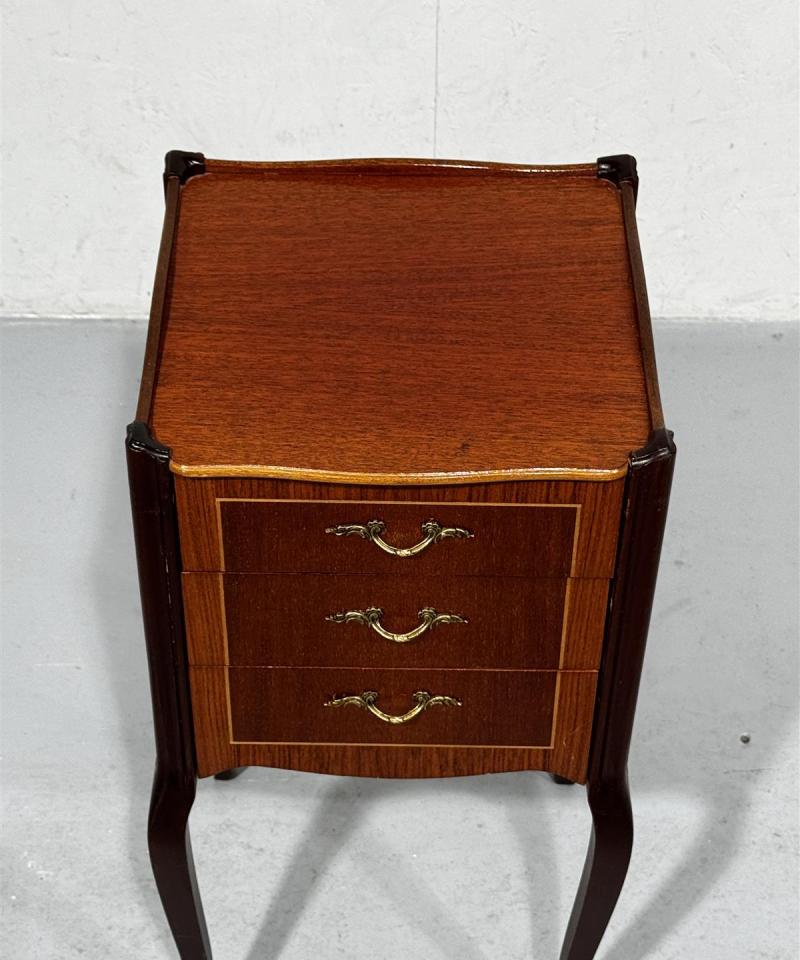 Rokokoo yöpöytä siro