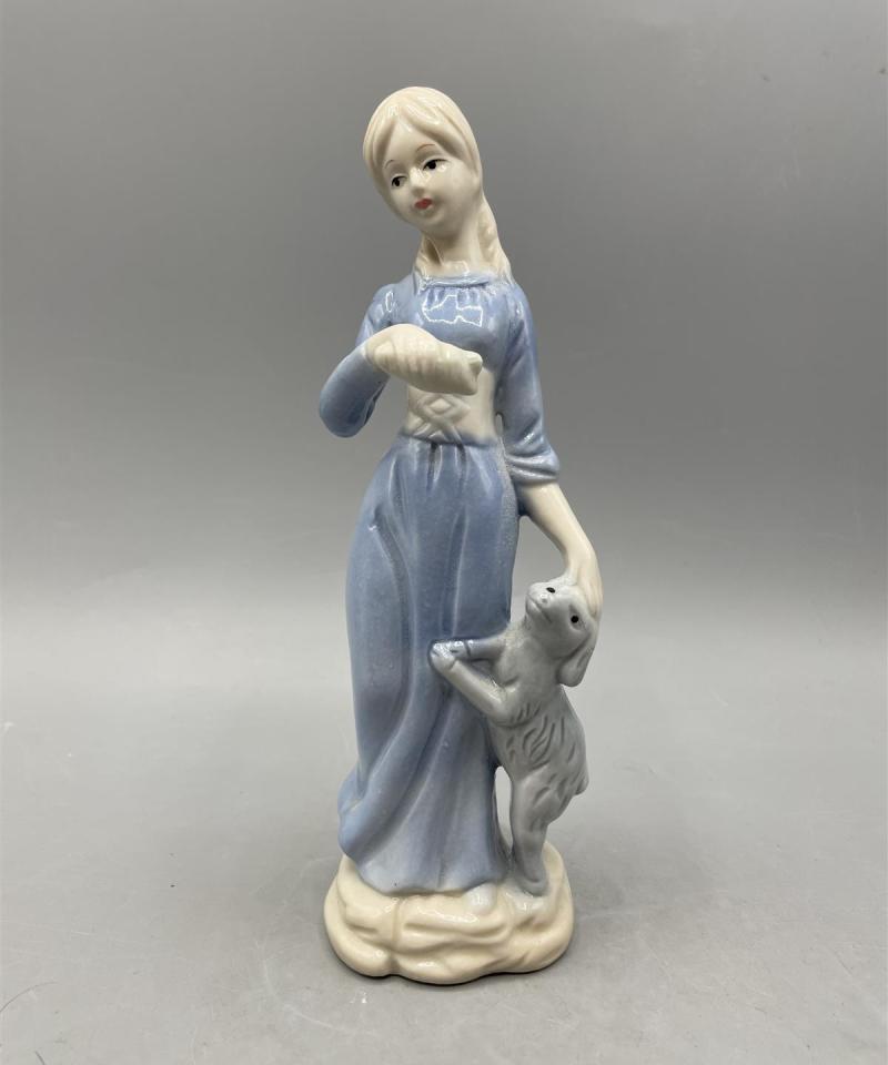 Posliinifiguuri nainen ja lammas