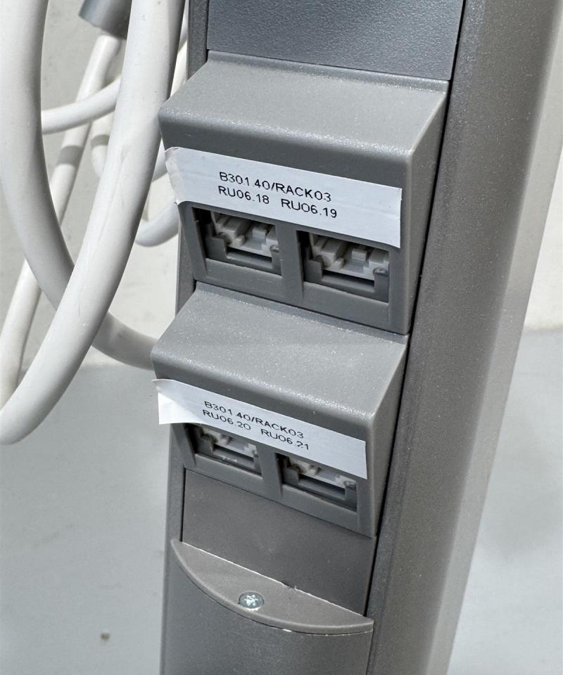 Lattiapylväs pistokkeilla ja kaapeleilla