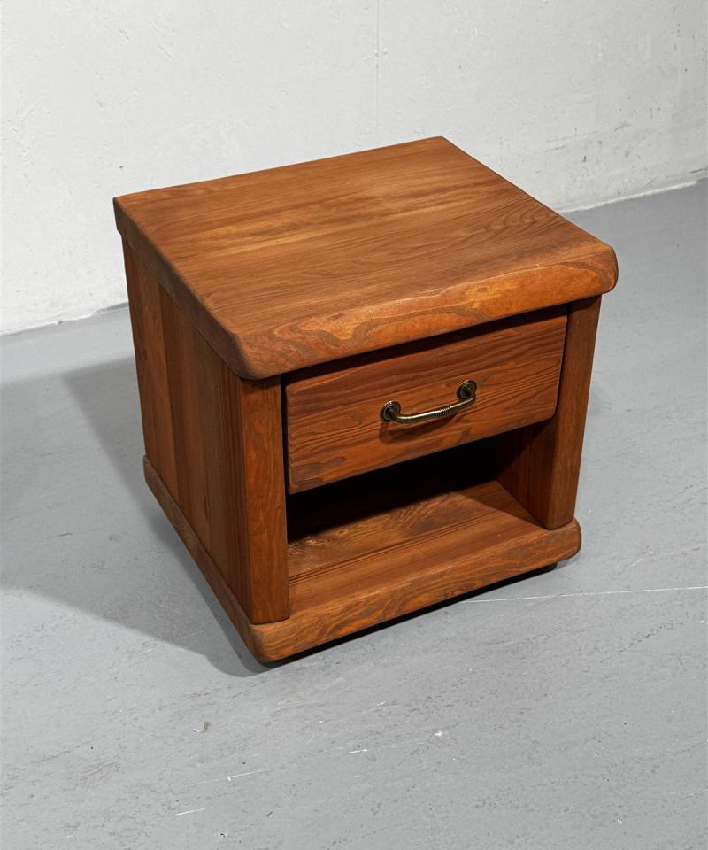 Massiivipuu yöpöytä laatikolla