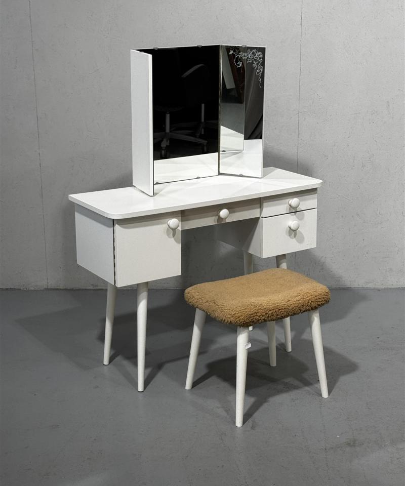 Vintage kampauspöytä peilillä ja jakkaralla