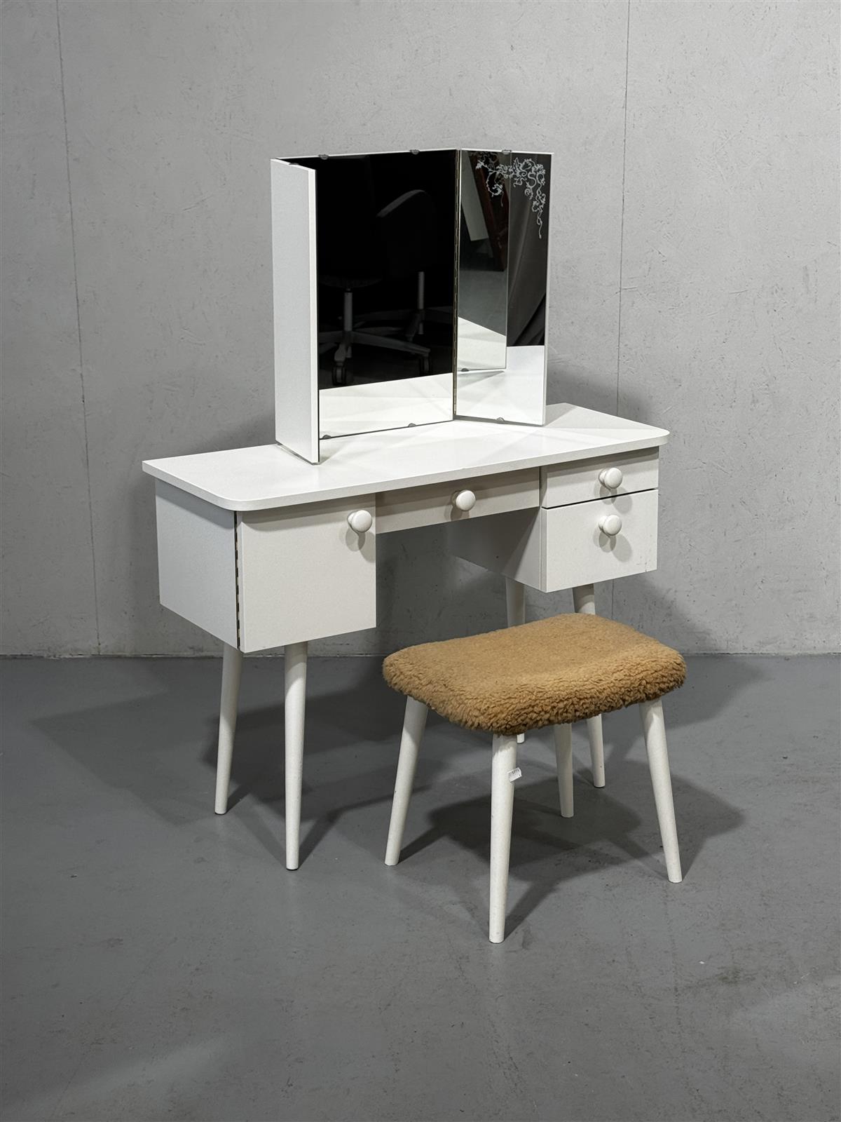 Vintage kampauspöytä peilillä ja jakkaralla