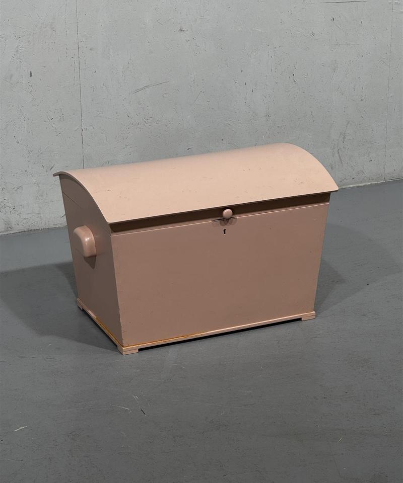 Vintage arkku vaaleanpunainen