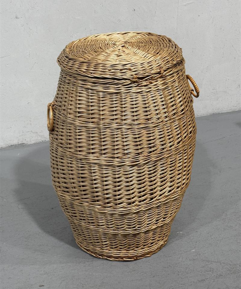 Punottu rottinkikori kahvoilla