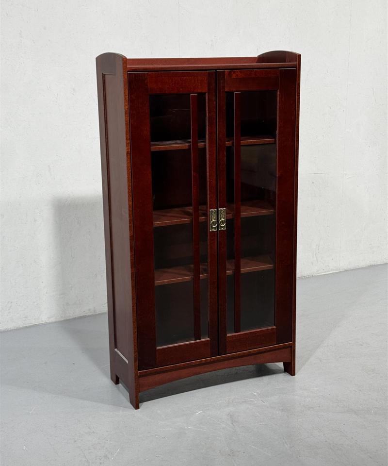 Vitrinikaappi lasiovilla