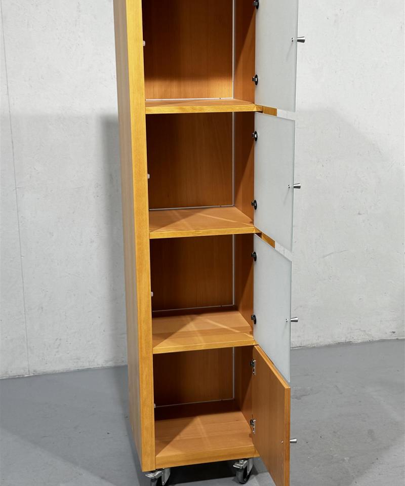 Lokerikkoa kaappi pyörillä