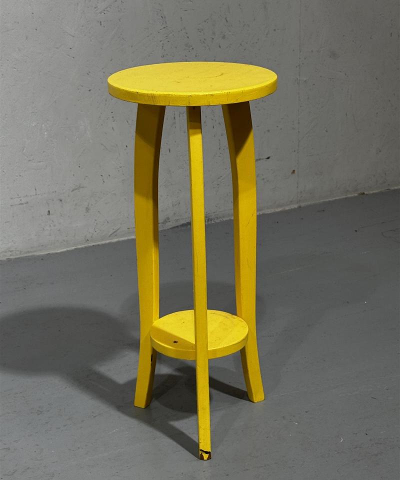 Jalusta tai sivupöytä