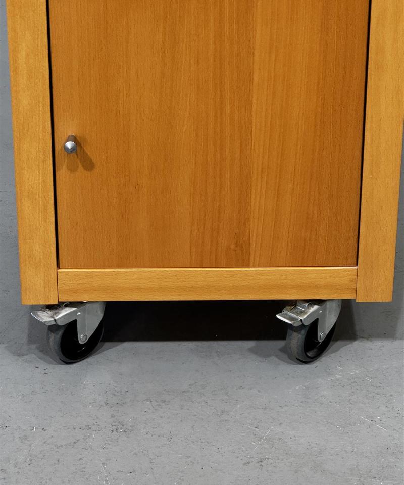 Lokerikkoa kaappi pyörillä