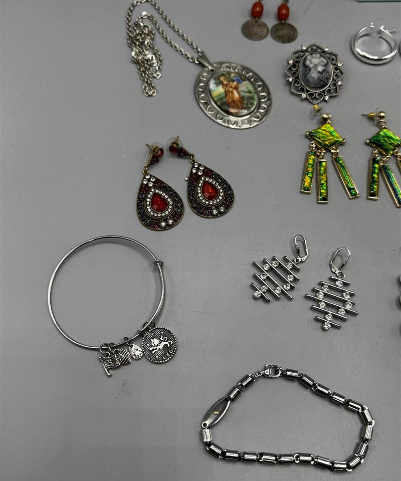 Setti erilaisia koruja