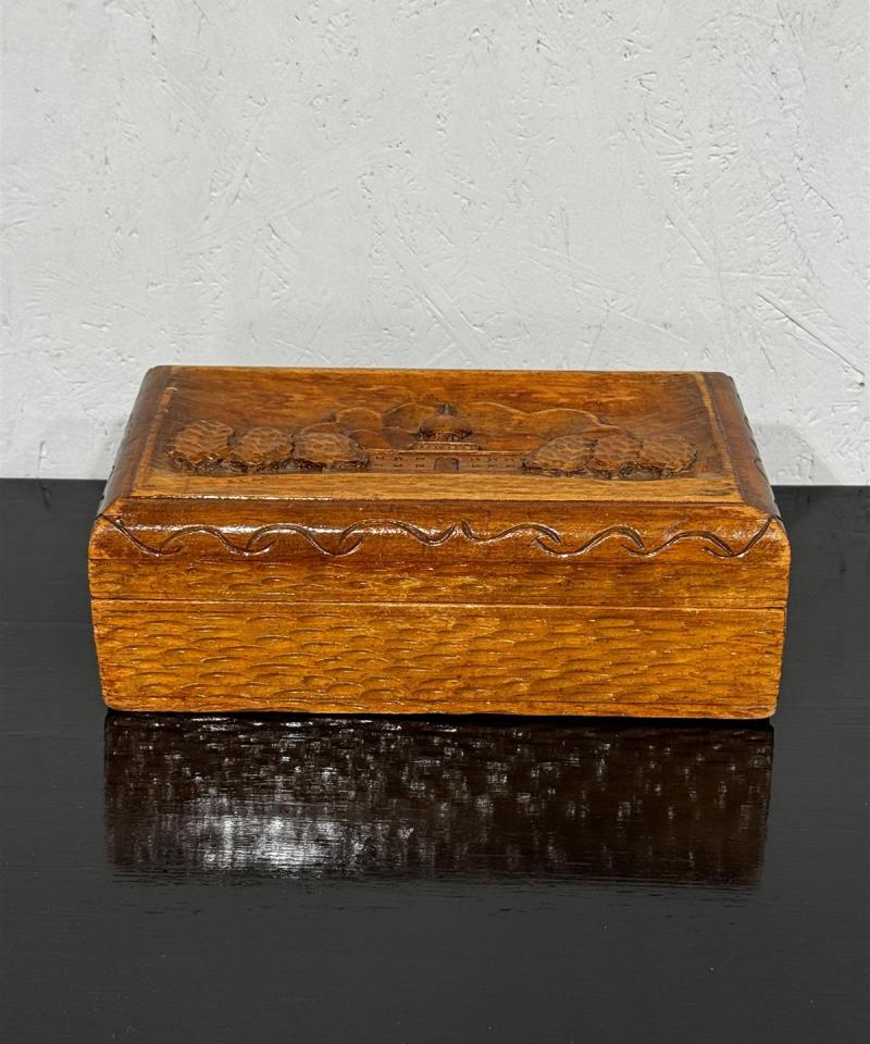 Käsin kaiverrettu laatikko 1942