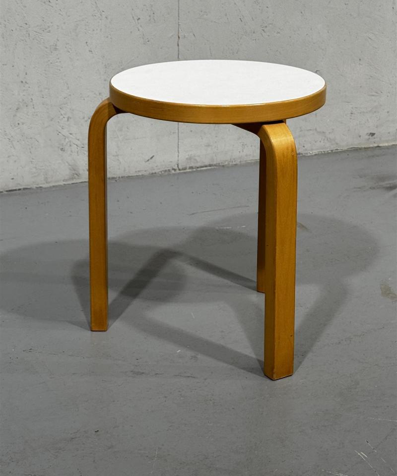 Artek 60 Jakkara valkoinen laminaatti