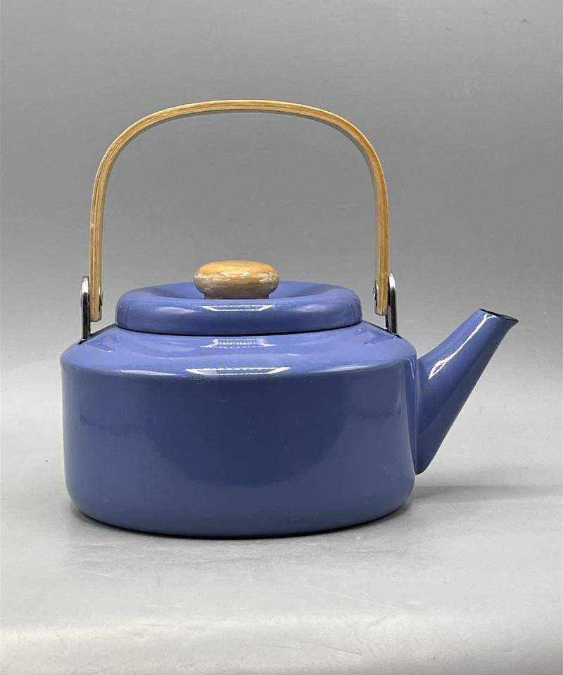 Sininen emaloitu teepannu
