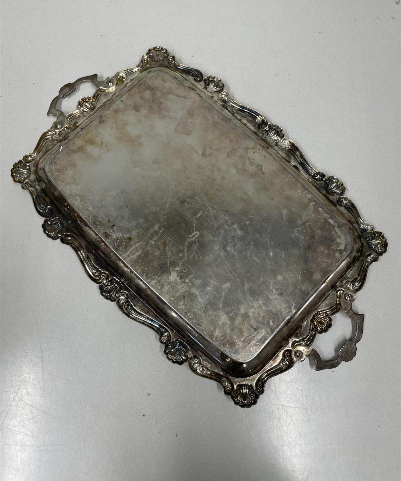 Koristeellinen metallitarjotin