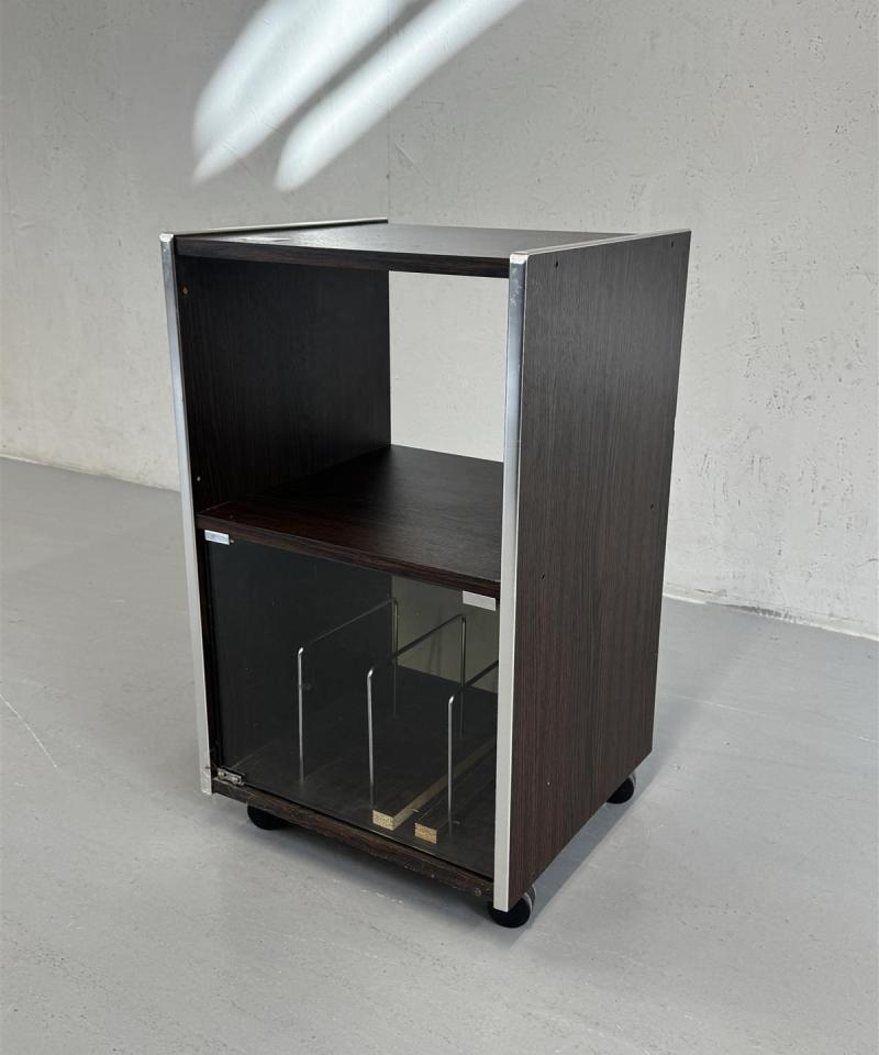 Stereo laitekaappi räkki