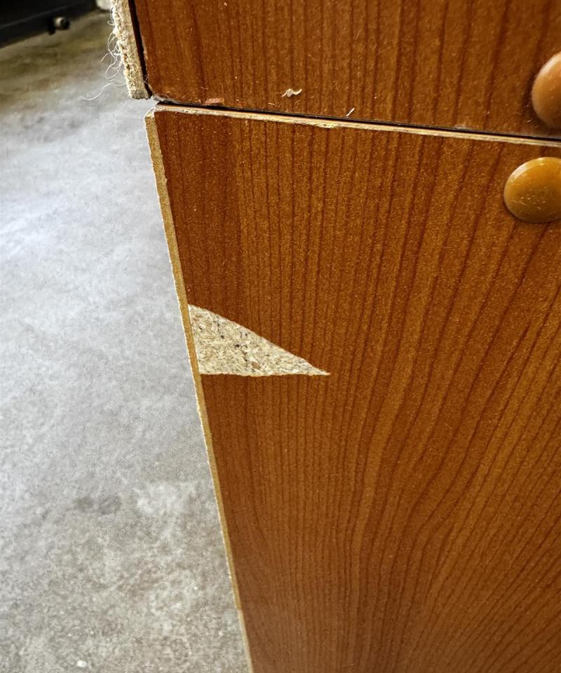 Vitrinikaappi lasitasoilla, kulmikas