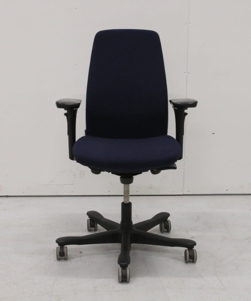 Alternative view of Kinnarps 5000 työtuoli käsinojilla, tummansininen