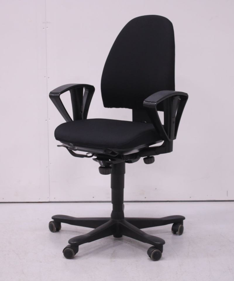 Kinnarps 6000 -työtuoli, uudelleenverhoiltu musta