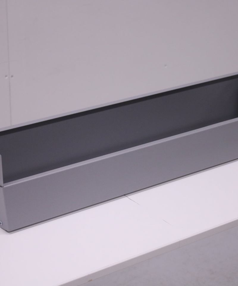 Martela harmaa johtokouru työpöytään