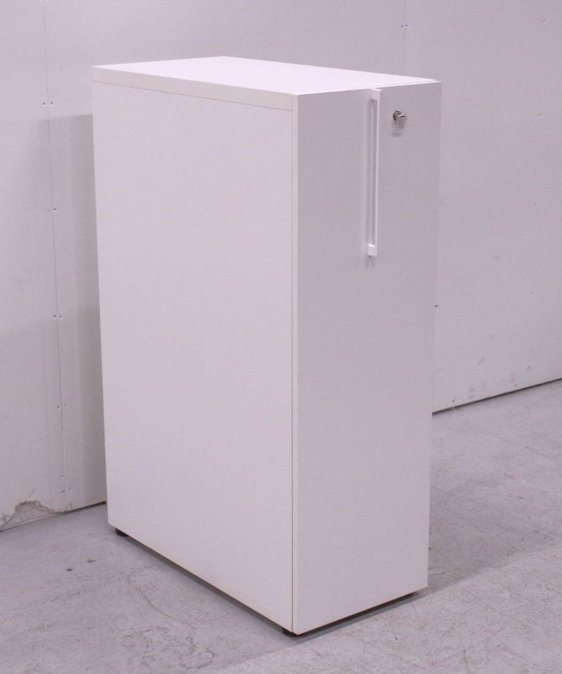 Narbutas oikealta avattava apteekkarinkaappi, valkoinen