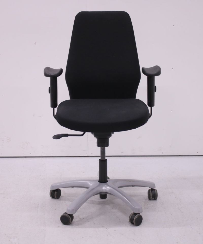 Optimum työtuoli käsinojilla, musta