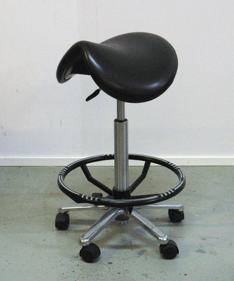 Alternative view of Ponychair satulatuoli jalkaristikolla