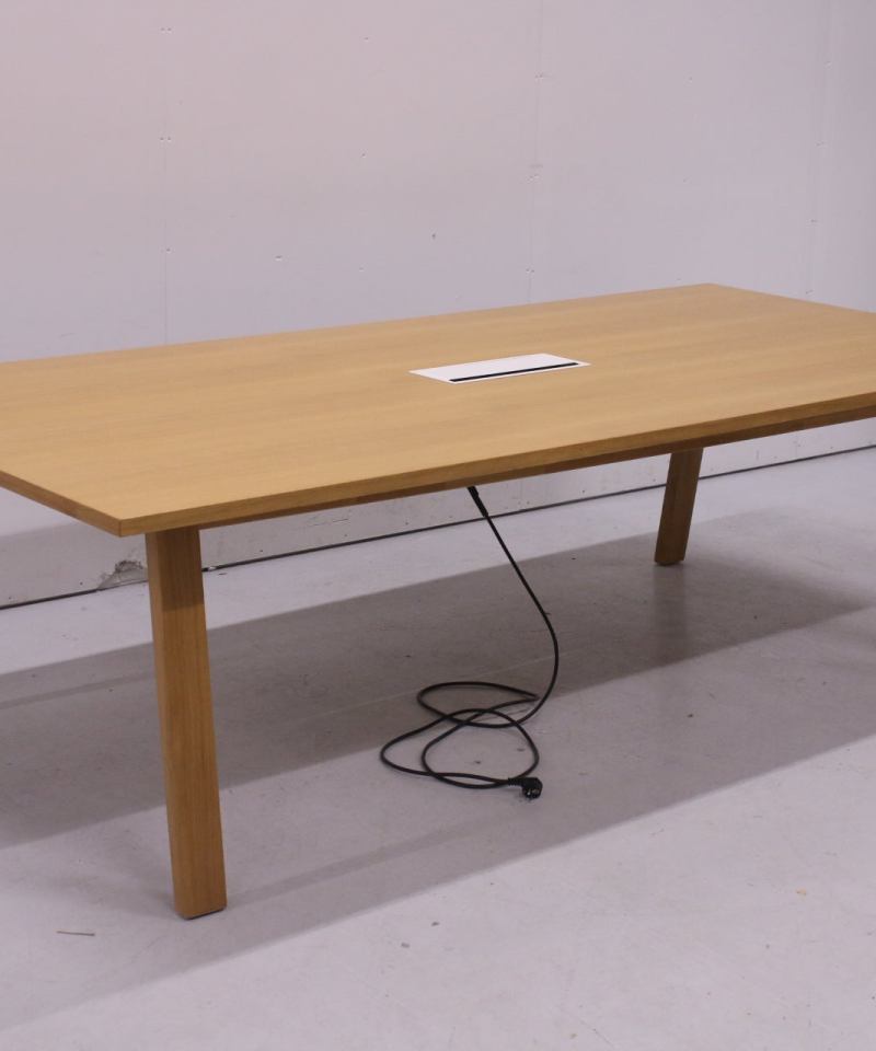 Upea tamminen neuvottelupöytä 266x120