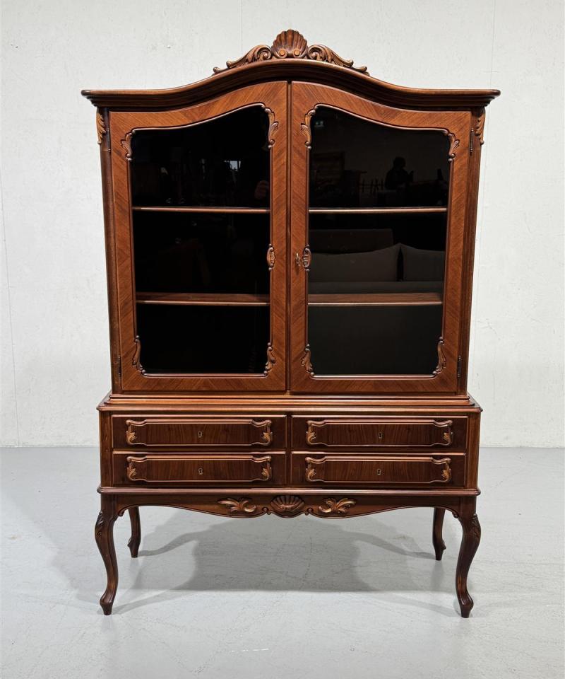 Rokokoo vitriinikaappi puutasot