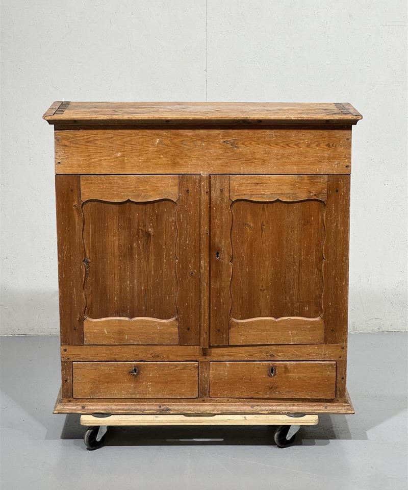 Talonpoikaistyylinen antiikkikaappi