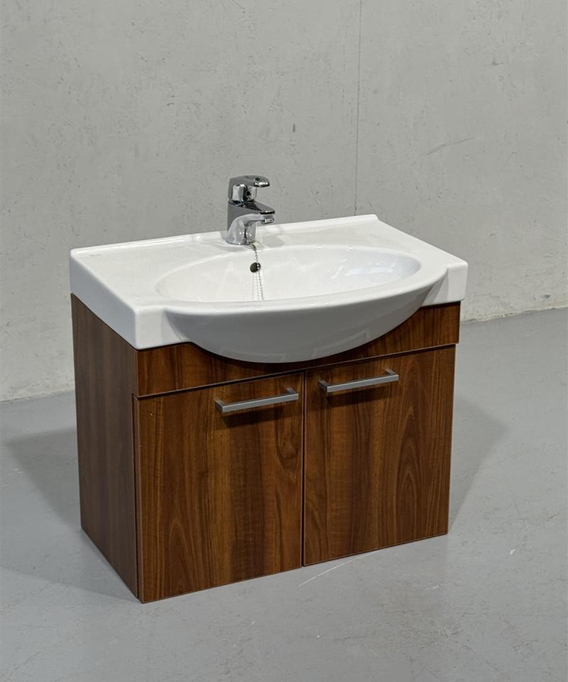 Pesuallas ja allaskaappi bideellä